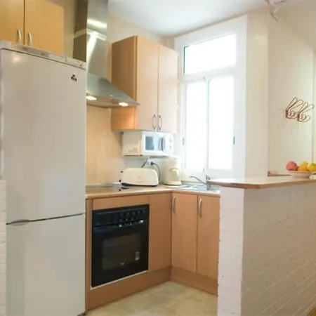 Three Bedrooms Bright Center Apartment