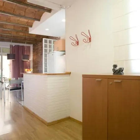 Three Bedrooms Bright Center Apartment *