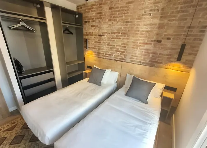Two Bedrooms Bright Center *