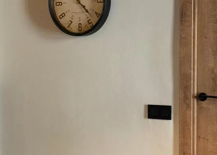 Two Bedrooms Bright Center Apartment *